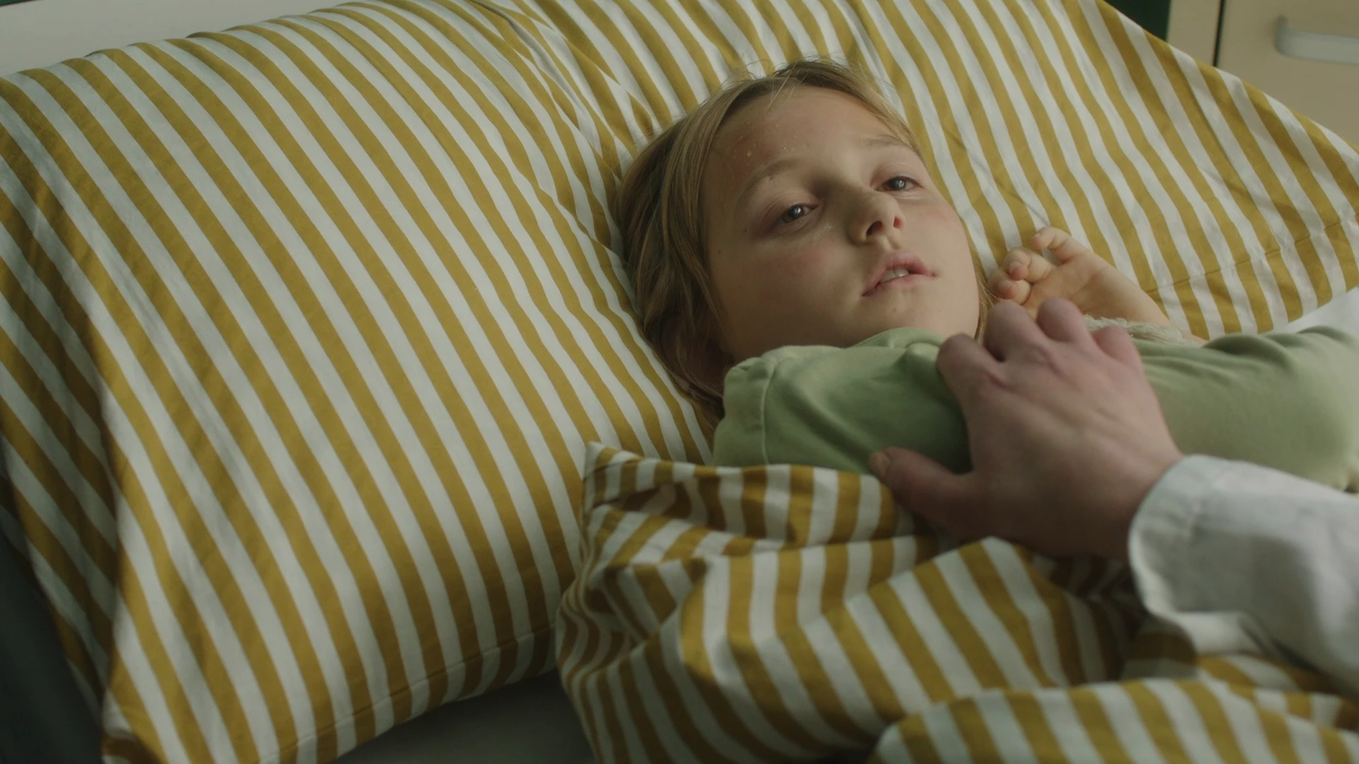 Filmstill aus Bauchweh - Emotionale Szene im Krankenhaus